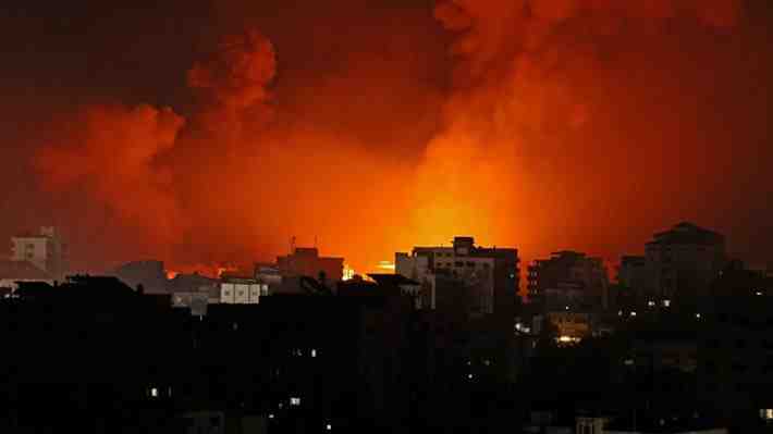 Israel confirma que nueva ronda de bombardeos sobre Gaza incluyó domicilio de jefe político de Hamas