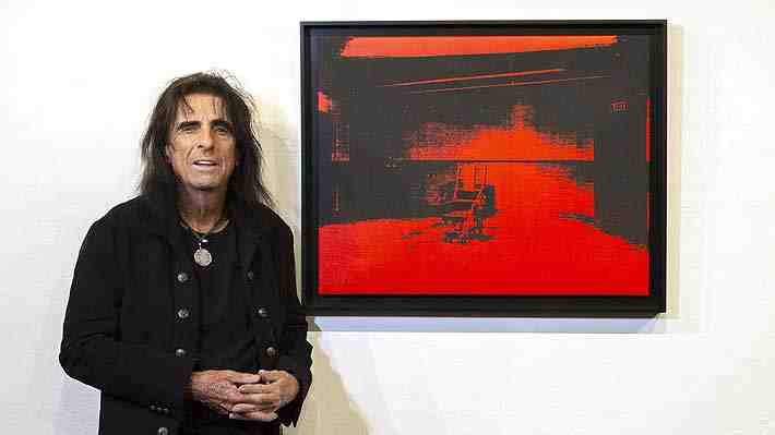Alice Cooper decidió subastar una obra de Andy Warhol porque no combina con la decoración de su casa en Arizona