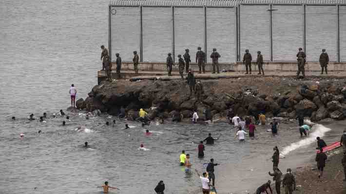 España devuelve a Marruecos 1.500 de los seis mil inmigrantes llegados a Ceuta