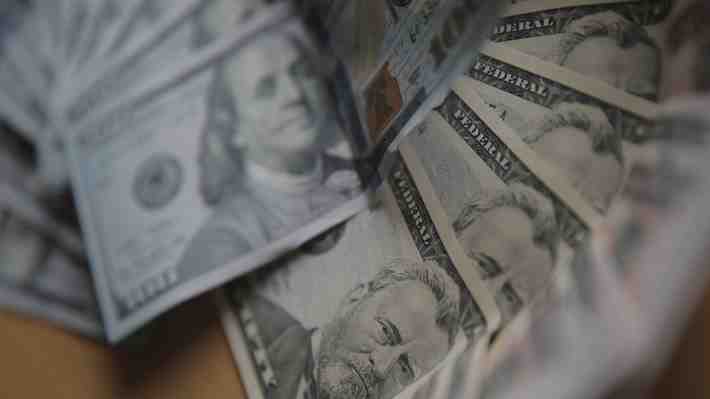 Dólar cotiza plano esta mañana mientras que el cobre anotó su cuarta baja consecutiva tras mínima variación