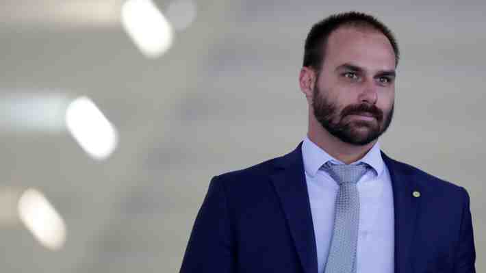 Hijo de Bolsonaro responde a Alberto Fernández: "El único barco que se hunde es el de Argentina"