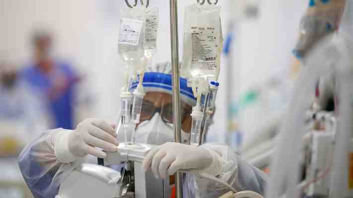 La evolución de los casos activos en el último mes que llevaron a Chile a registrar un nuevo récord