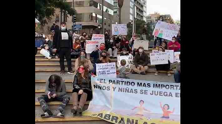 Apoderados se manifiestan junto a sus hijos para pedir que colegios puedan abrir en cuarentena
