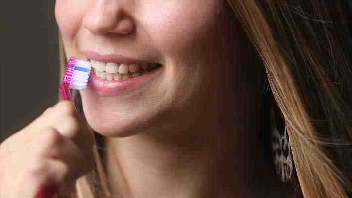 ¿Te lavas bien los dientes? Odontóloga revela los mitos y errores más comunes sobre la higiene bucal