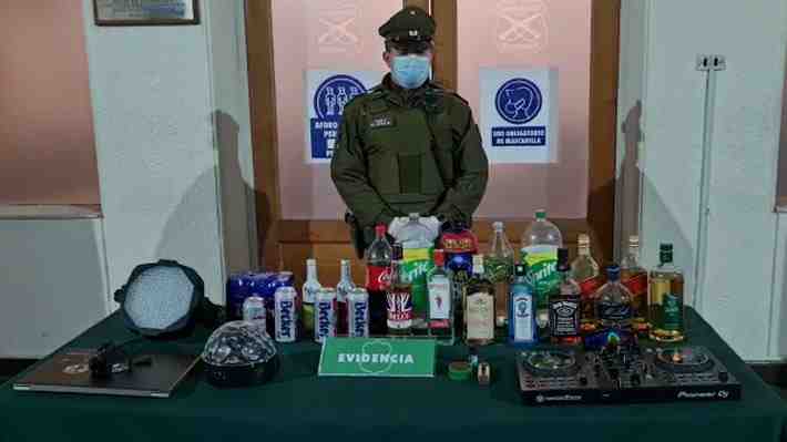 Detienen a 59 personas por fiesta clandestina en apart hotel de Santiago: Algunos intentaron huir al llegar a la comisaría