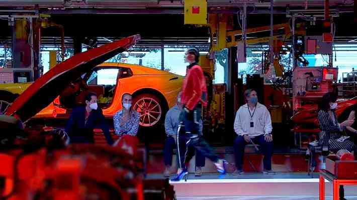 Ferrari se diversifica y lanza exclusiva línea de ropa para un público más juvenil