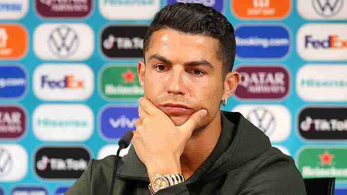 Cristiano Ronaldo reaccionó molesto al encontrar botellas de una bebida de fantasía en conferencia de prensa por la Eurocopa
