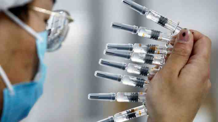Migrar a vacunas más efectivas: Los contratos vigentes que mantiene el país con las farmacéuticas