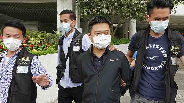 Policía de Hong Kong allana diario prodemocracia Apple Daily y detiene a cinco ejecutivos