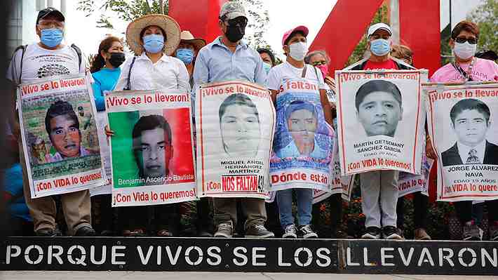 AMLO promete justicia en caso Ayotzinapa tras identificar los restos de un tercer desaparecido