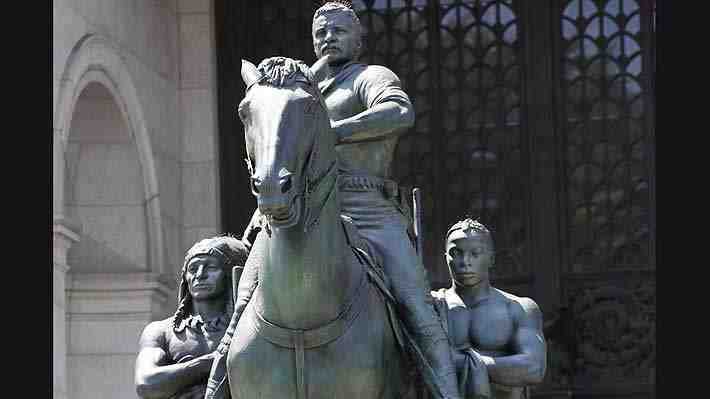 Estatua de Theodore Roosevelt ubicada en la entrada del Museo de Historia Natural de Nueva York será retirada