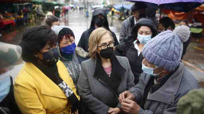 Senadoras de oposición visitan feria libre y piden al Gobierno retroceder en "tinterillada" y entregarles ayudas económicas