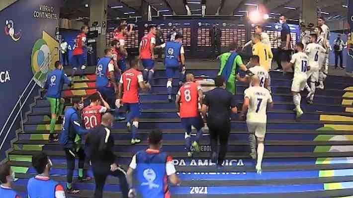 Video: El cruce de Medel con los jugadores paraguayos en el túnel