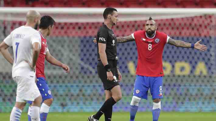 Federación chilena se quejó ante Conmebol del arbitraje de Roldán en caída ante Paraguay y piden su suspensión de la Copa América