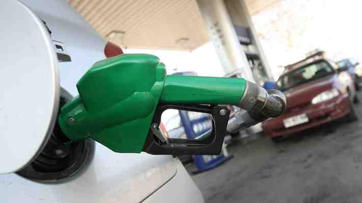 Van 30 semanas consecutivas de alzas: Chile y Uruguay son los países con la gasolina más cara de Latinoamérica