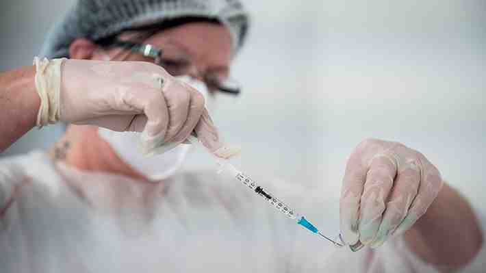 EMA afirma que dos dosis de vacunas Pfizer y AstraZeneca "parecen proteger" contra la variante Delta