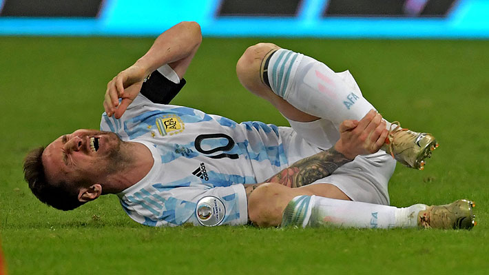 Mira el brutal planchazo que recibió Messi y la imagen de su tobillo  ensangrentado que dio la vuelta al mundo | Emol.com