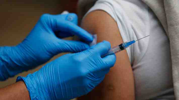 Investigadores de la UV y variante Delta: "Diseminación podría ser más lenta y tener un efecto menor debido a la vacunación"