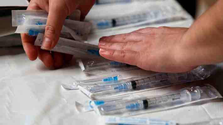 Salud explica que el 1% de las dosis de Pfizer deben ser desechadas por "razones técnicas"