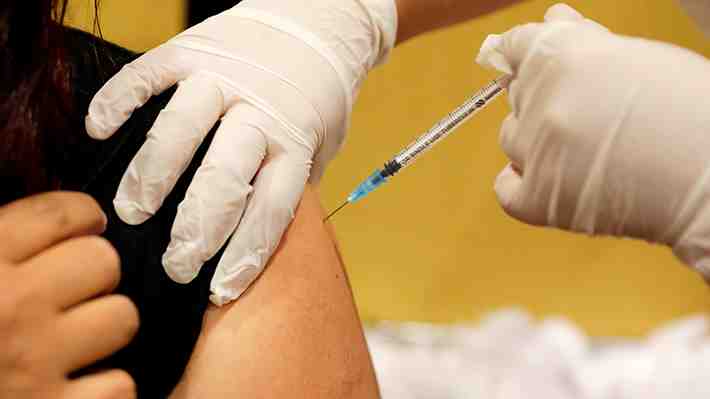 OMS dice que "no hay prueba científica que sugiera la necesidad" de una tercera inoculación contra el covid-19
