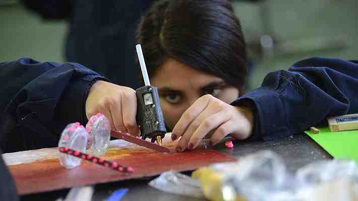 OCDE: Mujeres en Chile realizan 12 horas más a la semana de trabajo remunerado y no remunerado que hombres