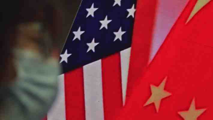 Presidente de Estados Unidos estudia crear un "teléfono rojo" con China