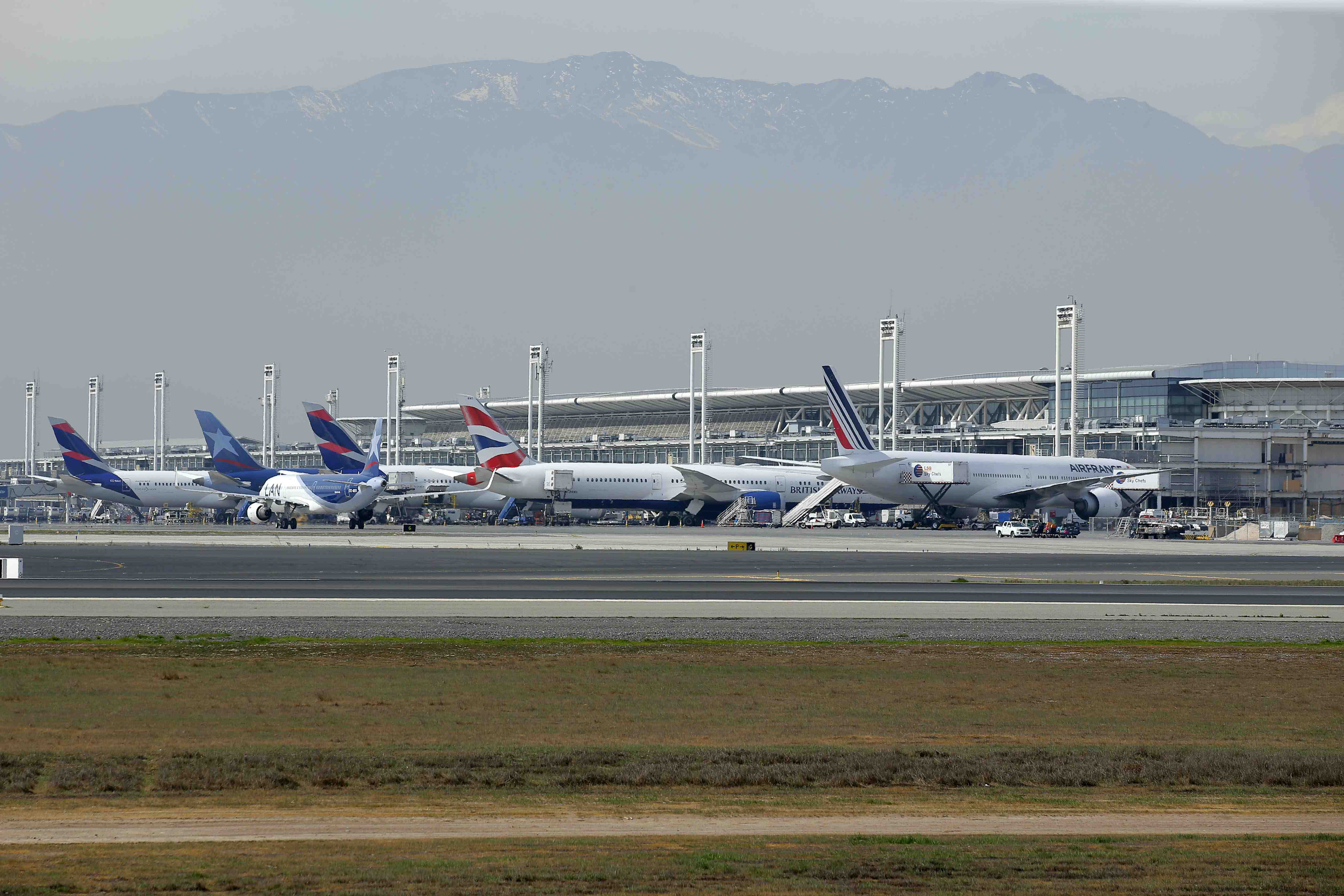 Gremio de aerolíneas pide reabrir fronteras para chilenos y extranjeros a partir del 25 de julio: "Existen las condiciones"