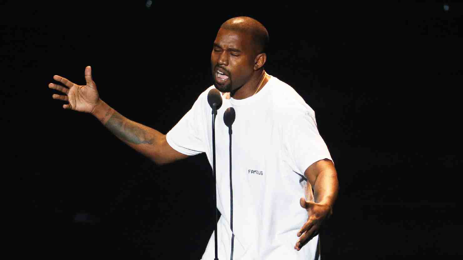 El extraño lanzamiento del nuevo disco de Kanye West: Llegó dos horas tarde al evento y no se dirigió al público