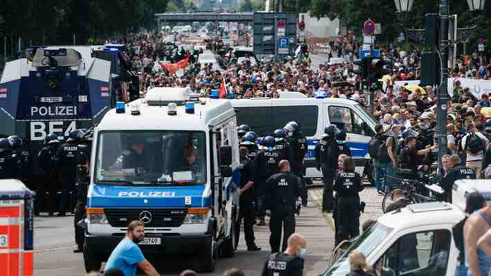 Alemania: Manifestaciones no autorizadas contra medidas sanitarias dejan al menos 500 detenidos en Berlín