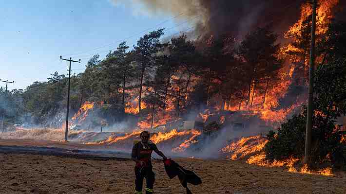 Incendios arrasan sitios de Turquía y Grecia en medio de fuerte ola de calor