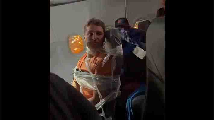 Pasajero de aerolínea low cost estadounidense fue amarrado a su asiento tras acosar a mujeres de la tripulación