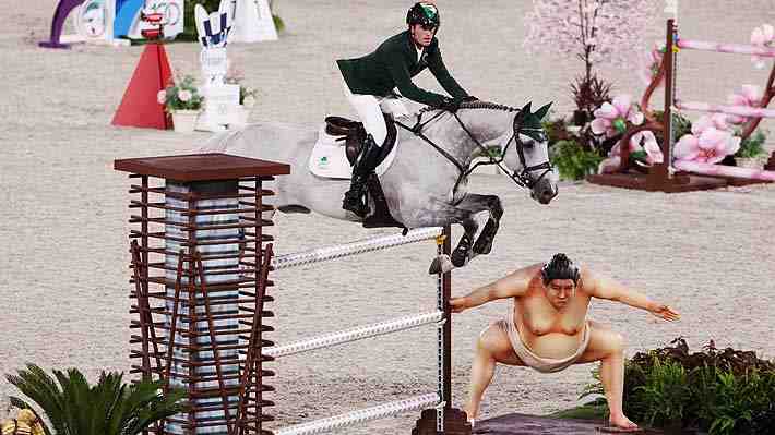 Retiran estatua de luchador de sumo que perturbaba a caballos en circuito hípico de Tokio 2020