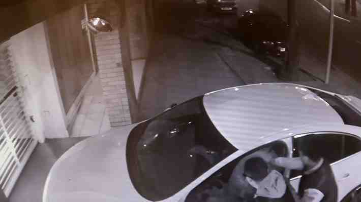 Portonazo frustrado en Puente Alto: Golpearon a la víctima y efectuaron disparos al auto y domicilio sin herir a terceros