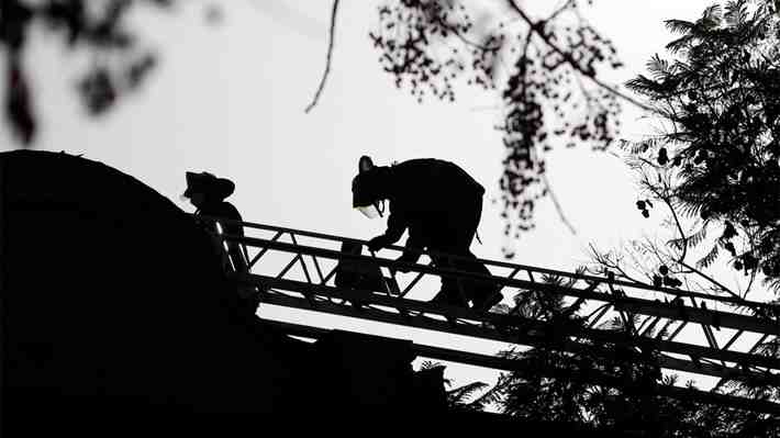 Incendio en una vivienda en la comuna de La Granja dejó dos personas fallecidas producto de las llamas