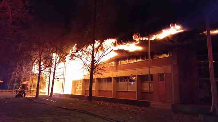 Incendio afecta campus de San Joaquín de la UC: Bomberos trabaja en el lugar