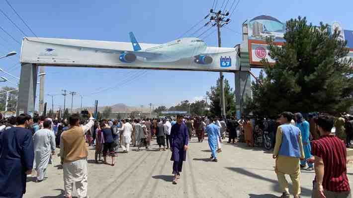 Talibanes declaran la victoria en Afganistán mientras se mantiene éxodo desde aeropuerto de Kabul