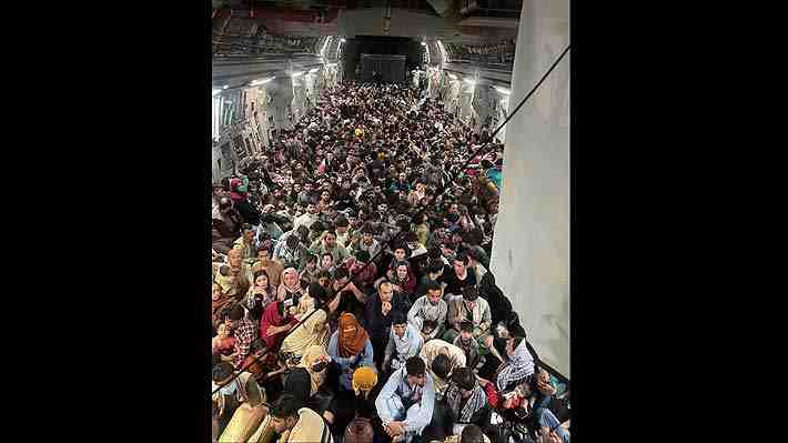La historia de la foto viral del avión militar de EE.UU. repleto de afganos desesperados por escapar de Kabul