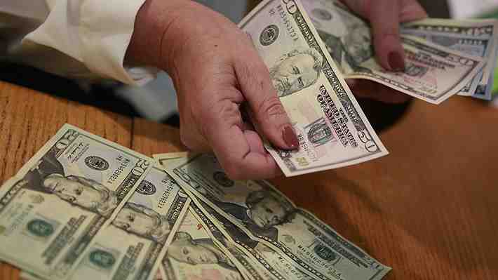 Dólar cae $5 y termina con racha de cuatro alzas consecutivas: Mercado espera mensajes de la Fed