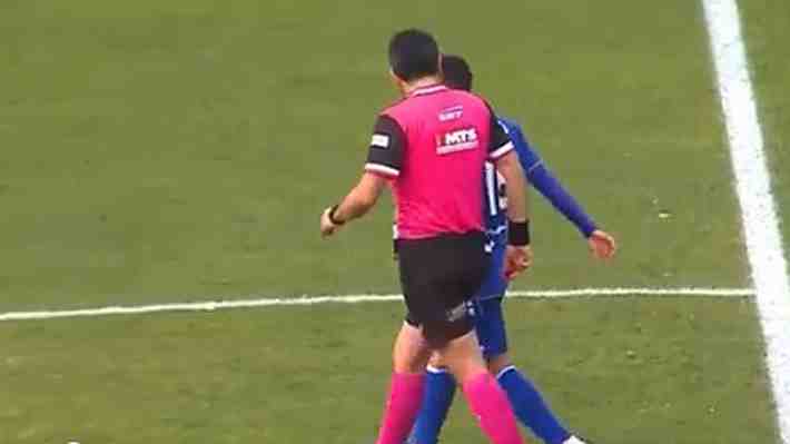 Explota la polémica: Barnechea denuncia insólita agresión del árbitro a uno de sus futbolistas... Mira la acción