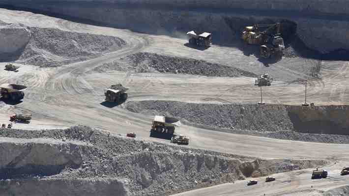 Minera del grupo Luksic anuncia posible reducción en su producción de cobre para 2021 ante intensa sequía
