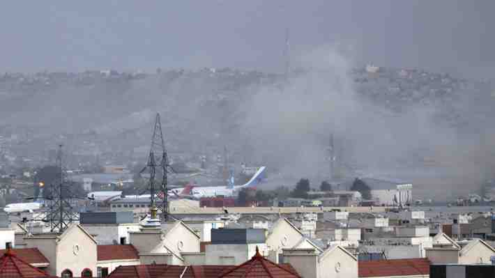EE.UU. confirma dos explosiones en las cercanías de aeropuerto de Kabul: Hay un "número indeterminado de víctimas"