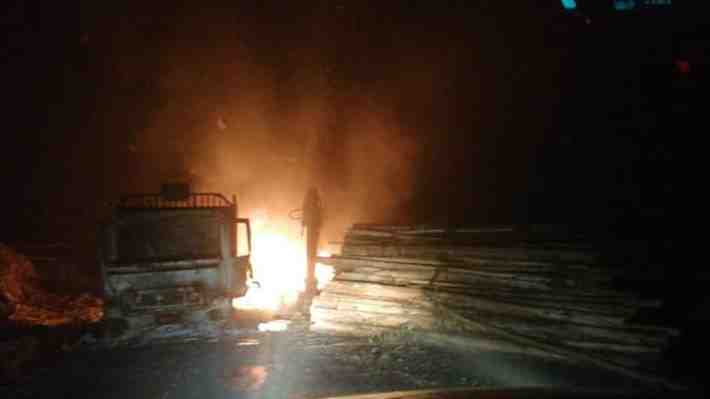 Ataque incendiario a faena forestal en Nacimiento deja cinco camiones y una grúa quemados