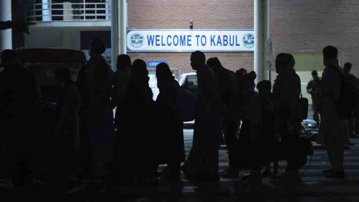 Talibanes informan "entre 13 y 20" muertos en doble ataque cerca de aeropuerto de Kabul