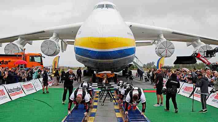 Ocho ucranianos lograron mover con su propia fuerza el avión más grande y pesado del mundo