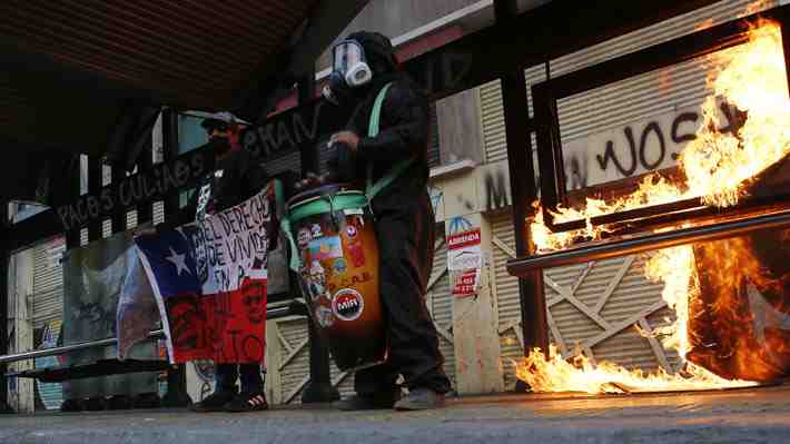Nueva jornada de manifestaciones en Plaza Baquedano deja al menos cuatro personas detenidas