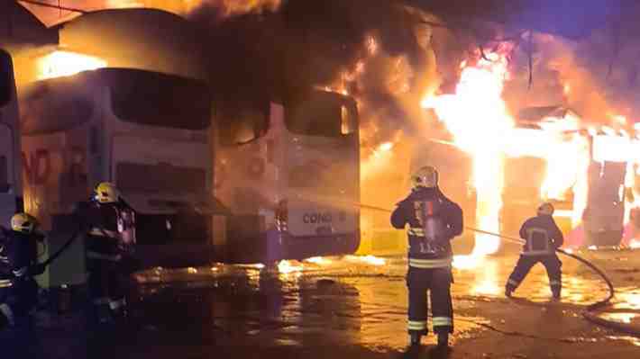 Incendio de gran magnitud afectó a taller de empresa de buses en Estación Central