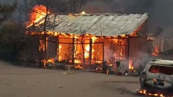 Incendio forestal en Tiltil deja 12 casas quemadas y dos lesionados: Llaman  a evacuar Lo Marín y Capilla de Caleu 