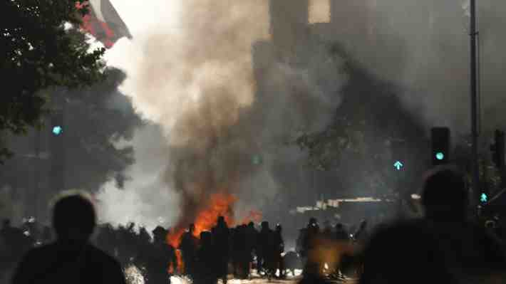 Con 19 detenidos y 3 carabineros heridos finalizó última manifestación en Plaza Italia previa a elecciones
