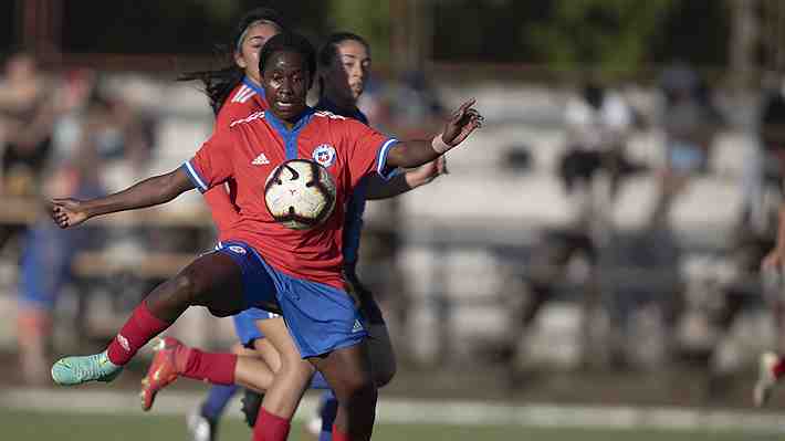 La historia de Mary Valencia, la colombiana que llegó a Chile a los 11 años junto a su mamá y hoy es seleccionada de la "Roja"