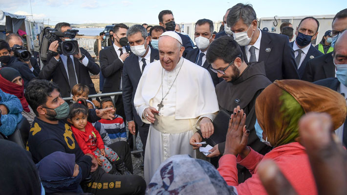 Papa Francisco visita campo de refugiados en Grecia y pide "detener el  naufragio de la civilización" por abandono a migrantes | Emol.com